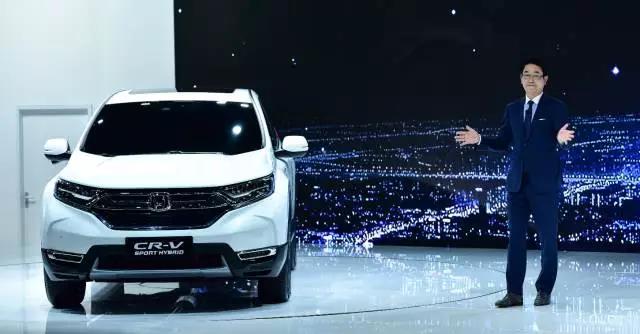 作為全球最暢銷的SUV， CR-V創(chuàng)造了無數(shù)個(gè)奇跡。撇開全球不說，從2004年CR-V被引進(jìn)到中國(guó)市場(chǎng)以來，就開拓了城市SUV市場(chǎng)，開啟了國(guó)內(nèi)高品質(zhì)SUV生活潮流。進(jìn)取之路永不停止，就在此次上海車展期間，東風(fēng)本田CR-V也終于迎來了全新?lián)Q代，實(shí)現(xiàn)了從內(nèi)到外的全面革新。